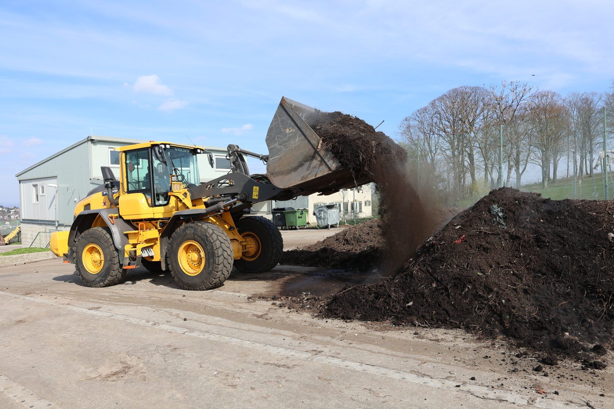 Bagger mit Erde