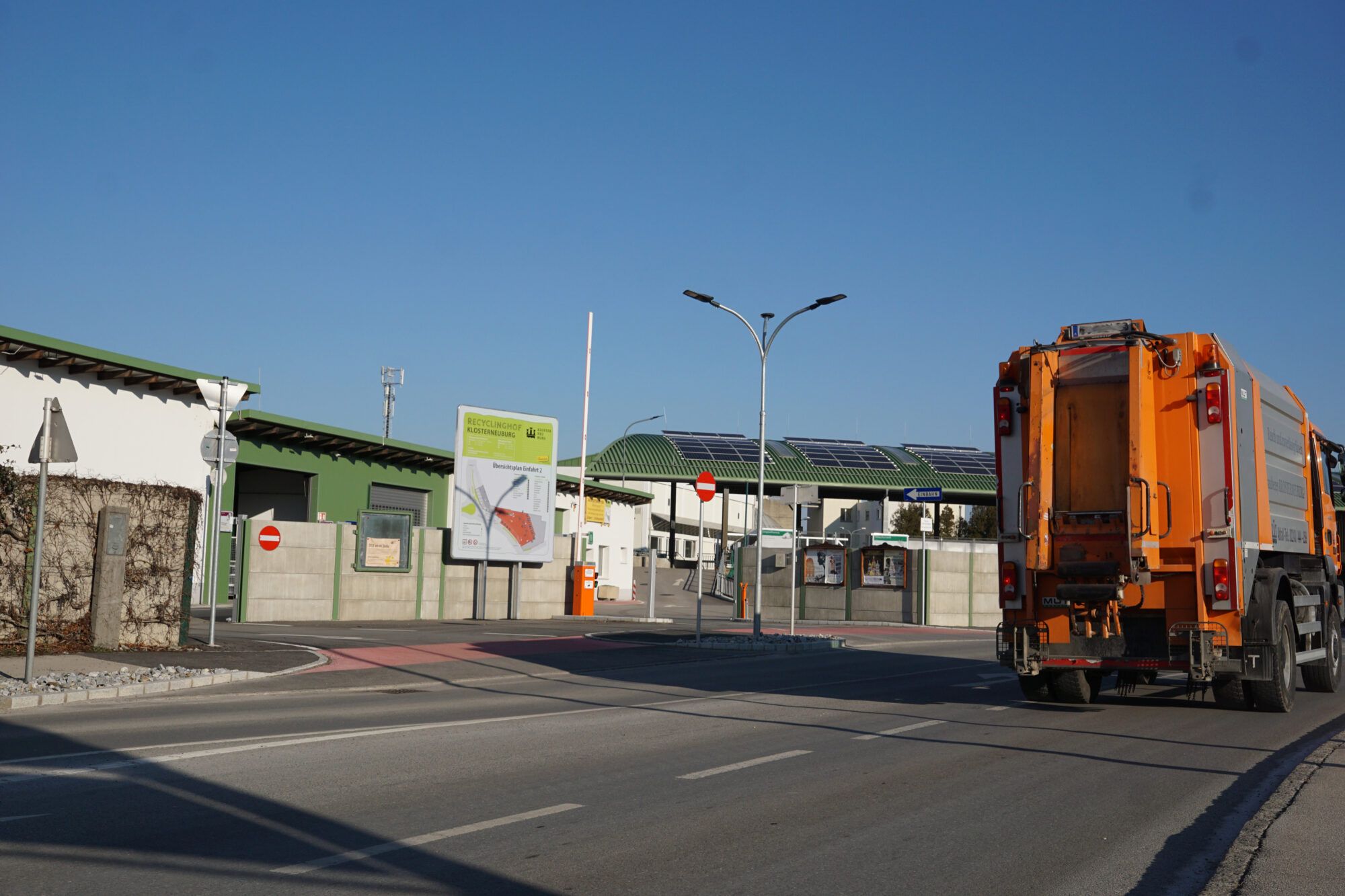 Recyclinghof Klosterneuburg Eingang mit Müllwagen