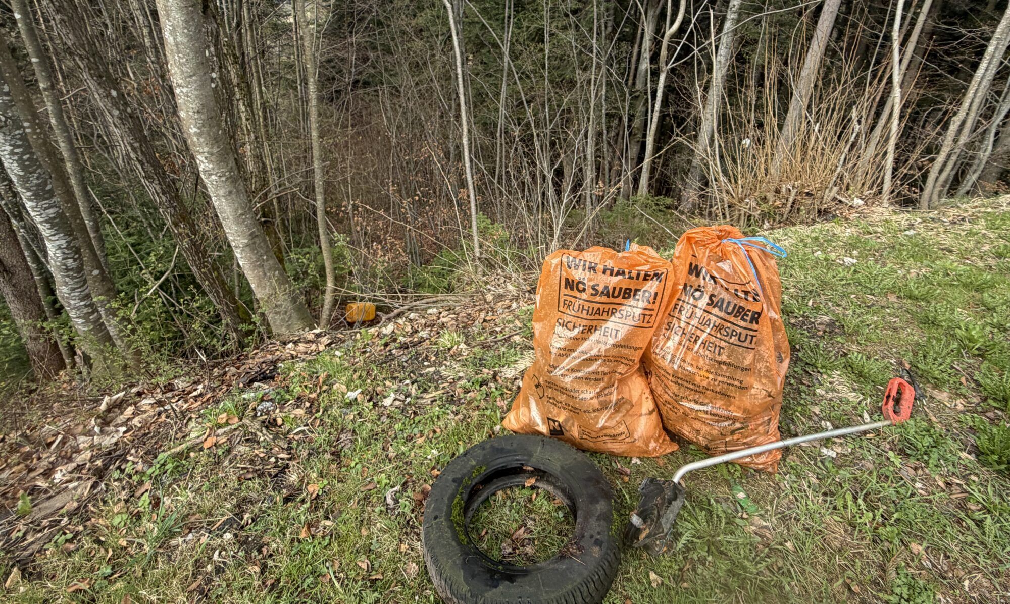 Zwei Fr&uuml;hjahrsputz Sammelm&uuml;lls&auml;cke und ein gefundener Reifen am Annaberg.